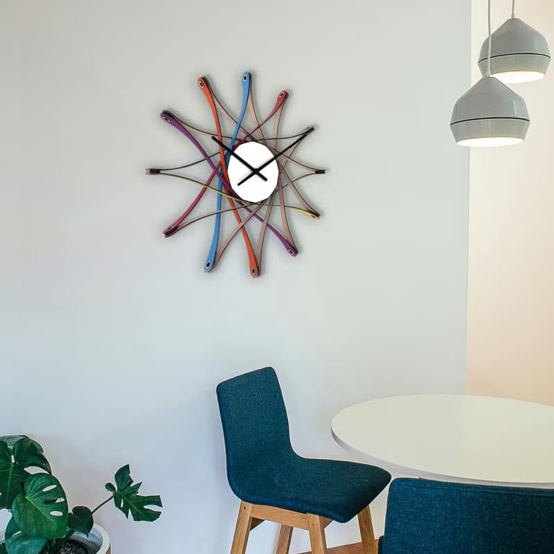 Propeller - 以彎曲膠合板製成的多色木製掛鐘