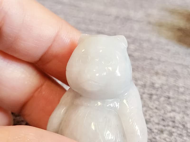 【親翠】天然翡翠 白冰撒烏雞療癒熊熊桌上型公仔 | 給你滿滿療癒