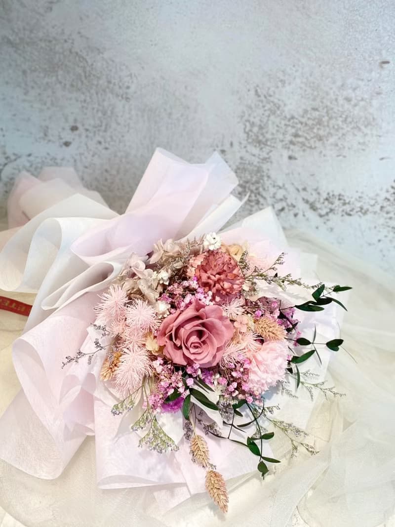母親節花束少女心草莓色系永生康乃馨花束 永生花束 附提袋