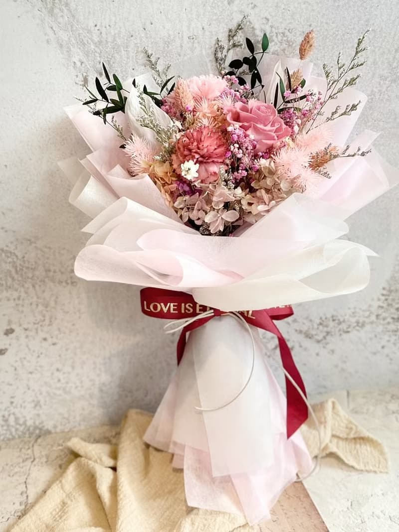 母親節花束少女心草莓色系永生康乃馨花束 永生花束 附提袋
