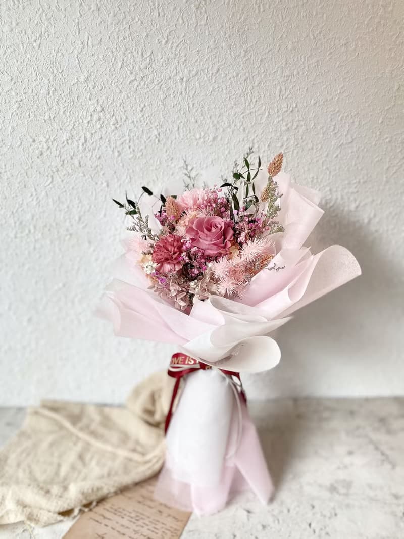 母親節花束少女心草莓色系永生康乃馨花束 永生花束 附提袋