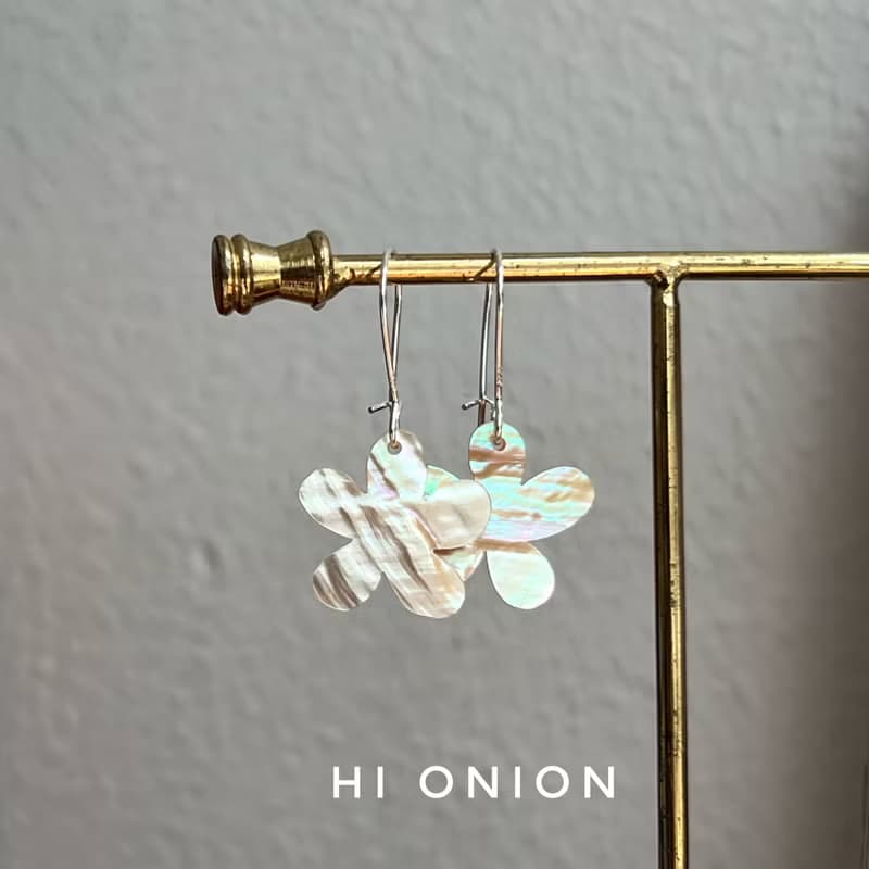 Hi Onion在春天跳舞 原創小眾天然貝花朵銀耳環法式復古耳夾耳勾