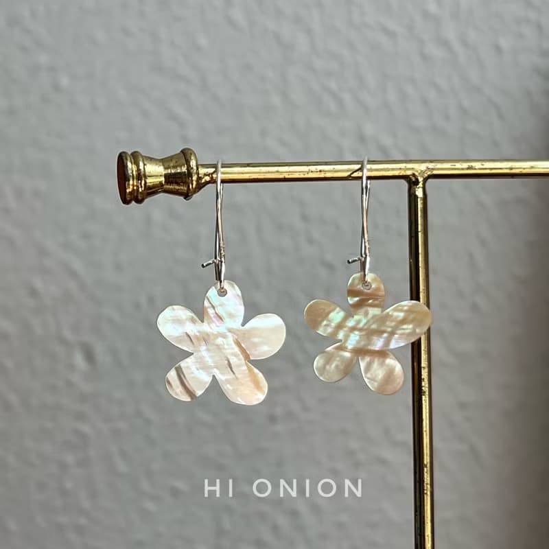 Hi Onion在春天跳舞 原創小眾天然貝花朵銀耳環法式復古耳夾耳勾