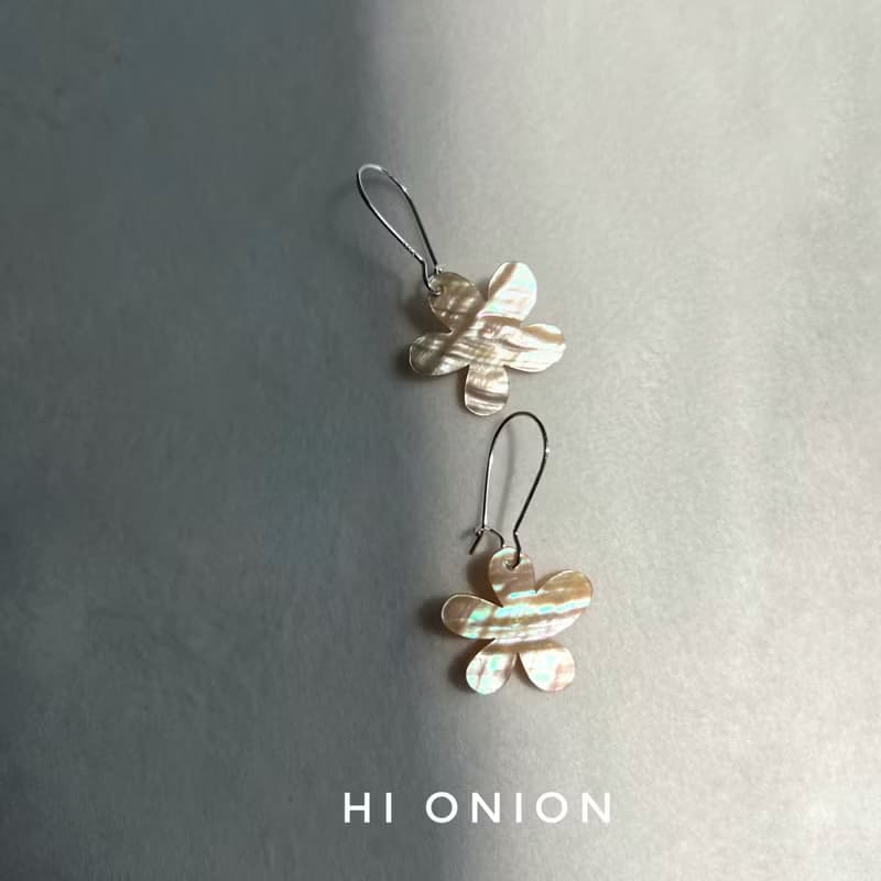 Hi Onion在春天跳舞 原創小眾天然貝花朵銀耳環法式復古耳夾耳勾
