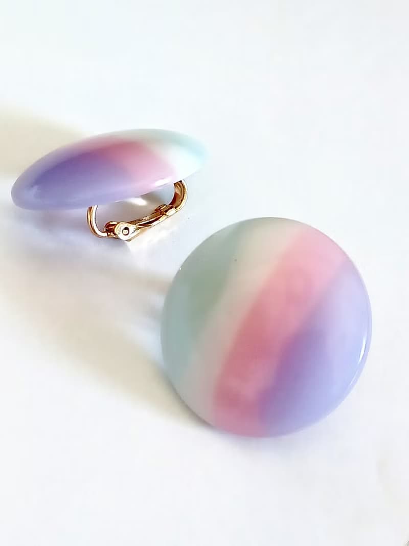 vintage jewelry  AVON 多色雲彩圓形塑料 夾式耳環