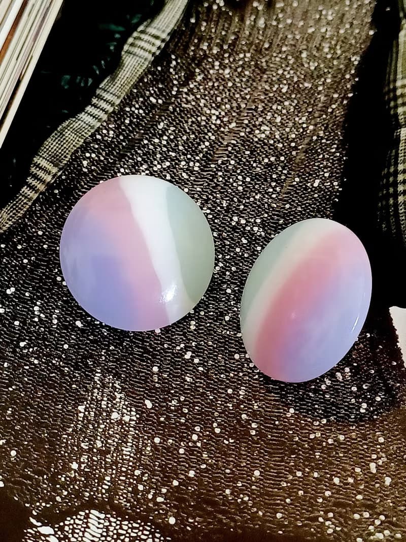 vintage jewelry  AVON 多色雲彩圓形塑料 夾式耳環