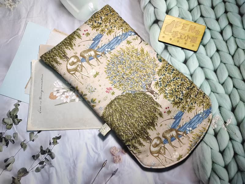 袋物系列-美國限量布薄棉布森林花鹿款7.8吋收納袋-電子書保護套