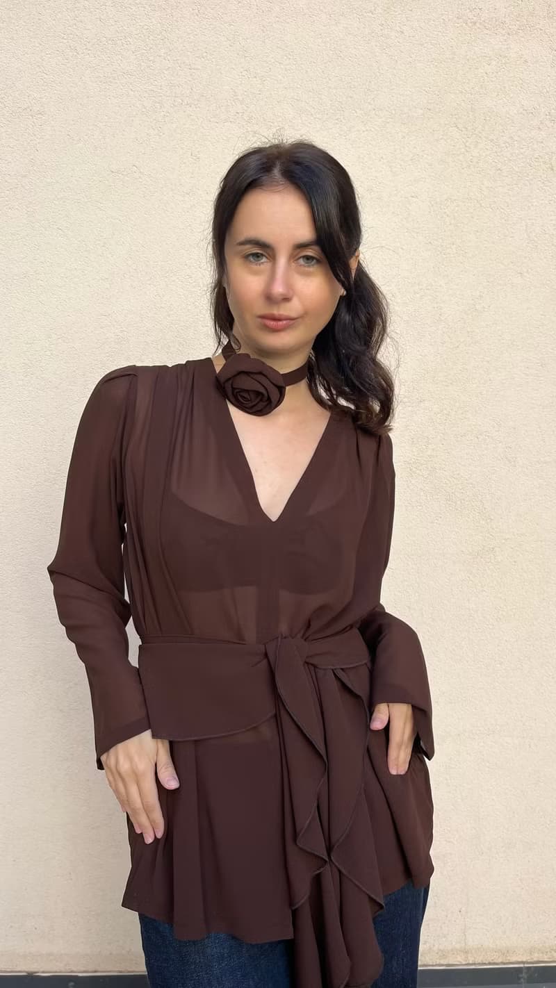 透明巧克力棕色喬其紗雪紡上衣 – 荷葉邊綁帶與花卉頸鍊