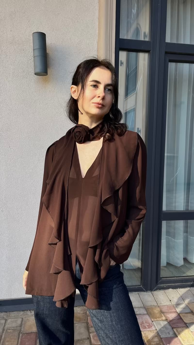 透明巧克力棕色喬其紗雪紡上衣 – 荷葉邊綁帶與花卉頸鍊