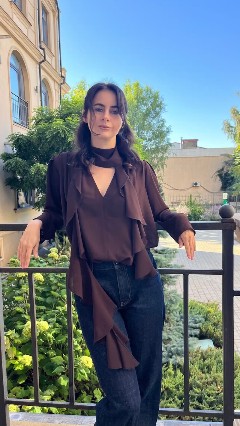 透明巧克力棕色喬其紗雪紡上衣 – 荷葉邊綁帶與花卉頸鍊