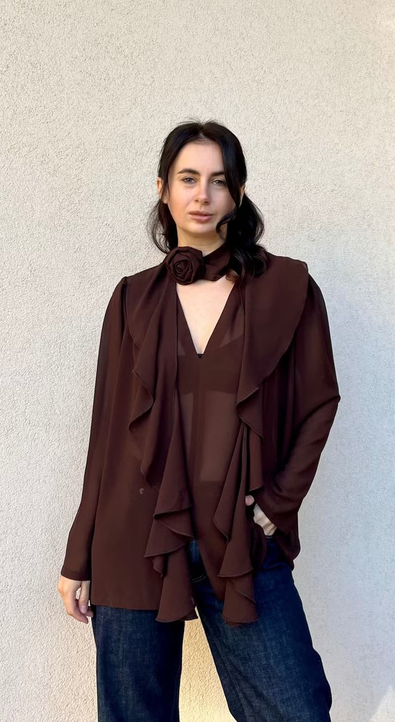 透明巧克力棕色喬其紗雪紡上衣 – 荷葉邊綁帶與花卉頸鍊