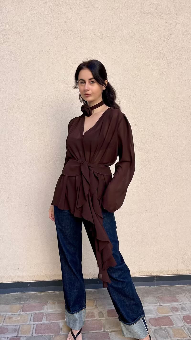 透明巧克力棕色喬其紗雪紡上衣 – 荷葉邊綁帶與花卉頸鍊