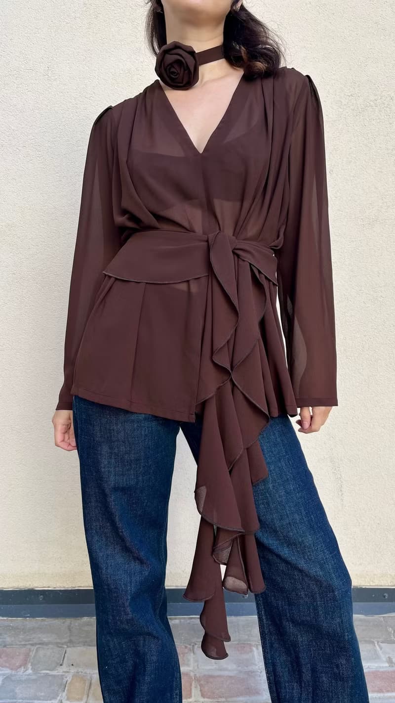 透明巧克力棕色喬其紗雪紡上衣 – 荷葉邊綁帶與花卉頸鍊