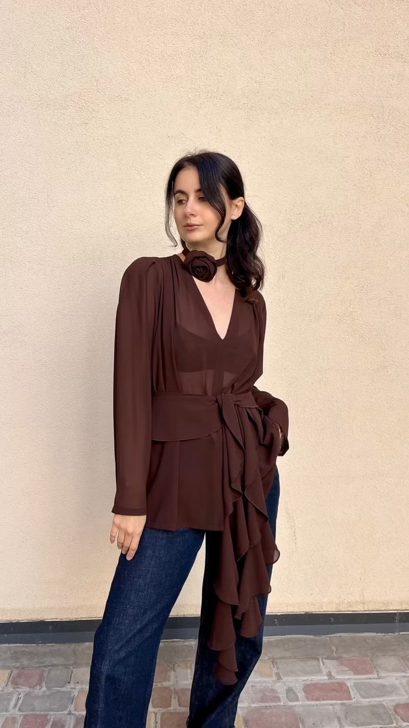 透明巧克力棕色喬其紗雪紡上衣 – 荷葉邊綁帶與花卉頸鍊