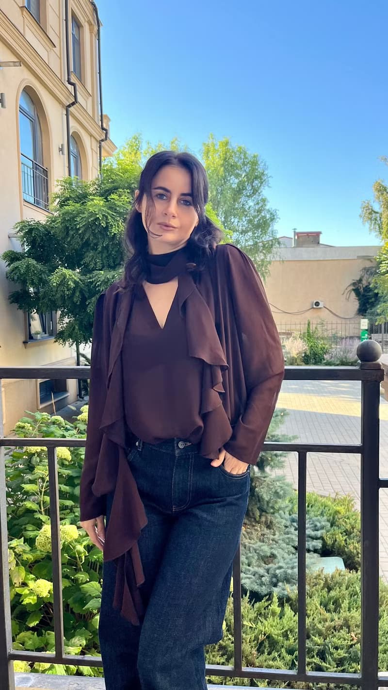 透明巧克力棕色喬其紗雪紡上衣 – 荷葉邊綁帶與花卉頸鍊