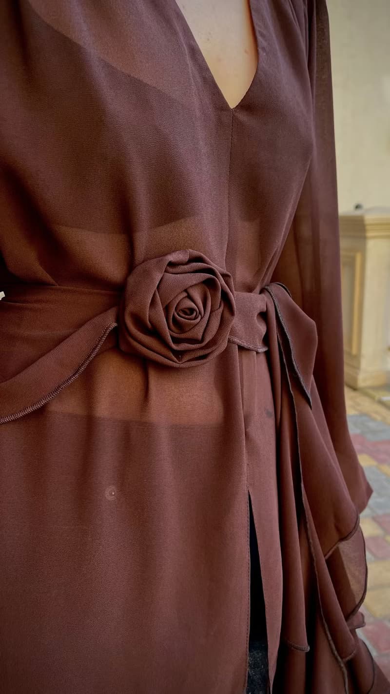 透明巧克力棕色喬其紗雪紡上衣 – 荷葉邊綁帶與花卉頸鍊