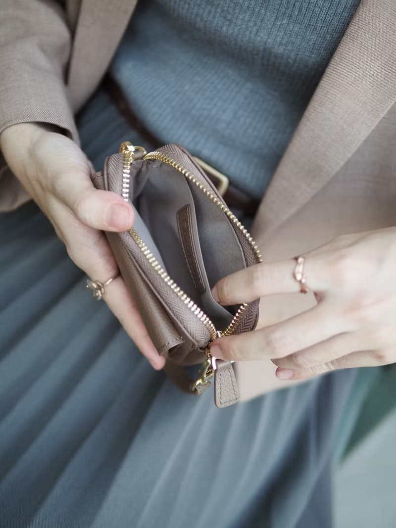 Valen (Warmtaupe) : Mini wallet, short wallet, cow leather, Brown, Zip pouch