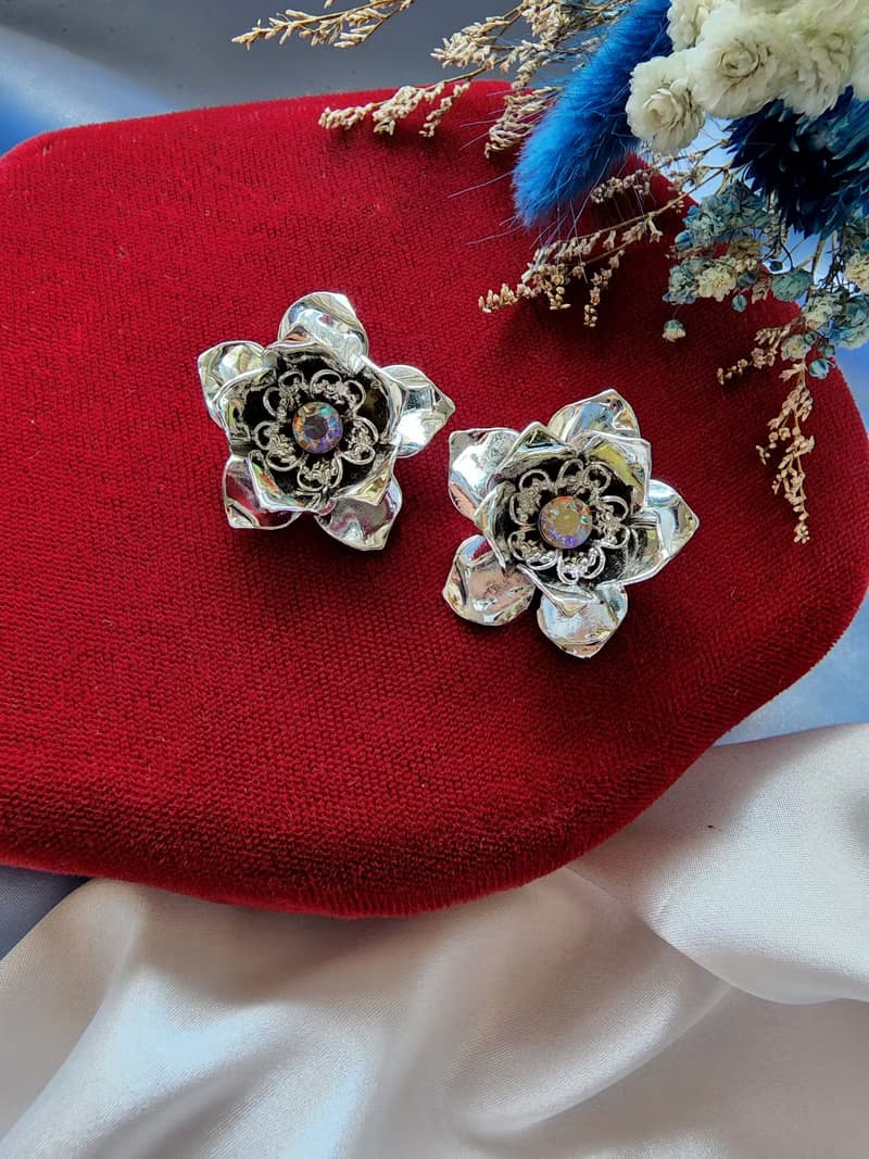 美國西洋古董飾品 / 銀色調雙花瓣掐絲花蕊北極光萊茵夾式耳環