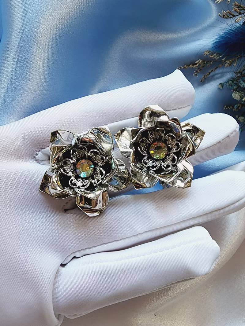 美國西洋古董飾品 / 銀色調雙花瓣掐絲花蕊北極光萊茵夾式耳環