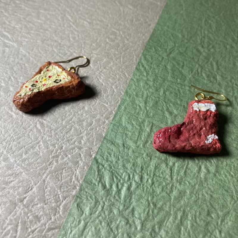 冬日紅襪配披薩手作耳環 - 紙漿陶土雕塑耳環