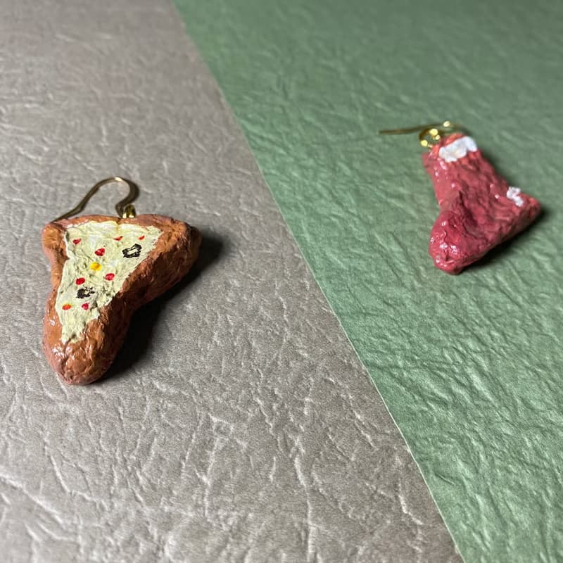 冬日紅襪配披薩手作耳環 - 紙漿陶土雕塑耳環