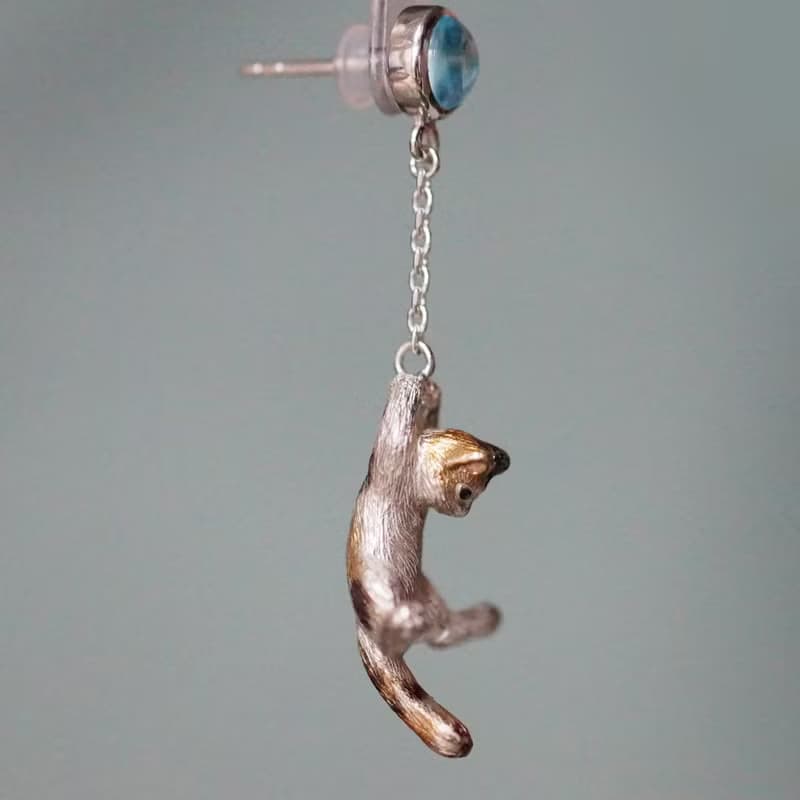 風船と飛んでいく三毛猫のピアス 片耳