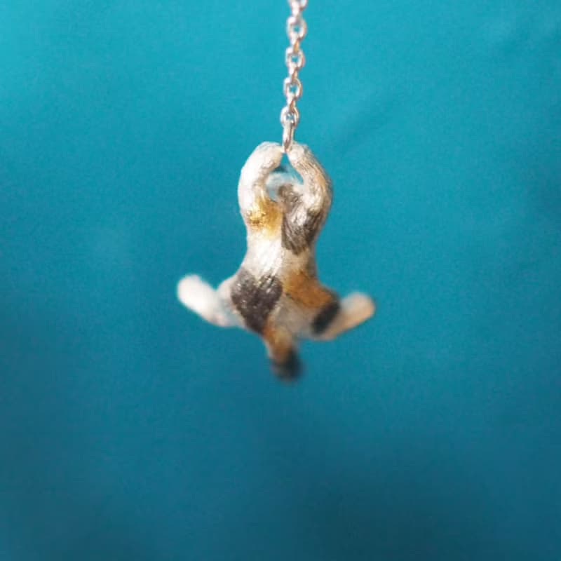 風船と飛んでいく三毛猫のピアス 片耳