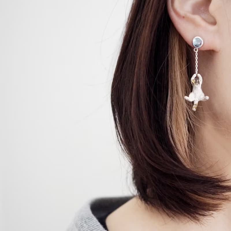 風船と飛んでいく三毛猫のピアス 片耳