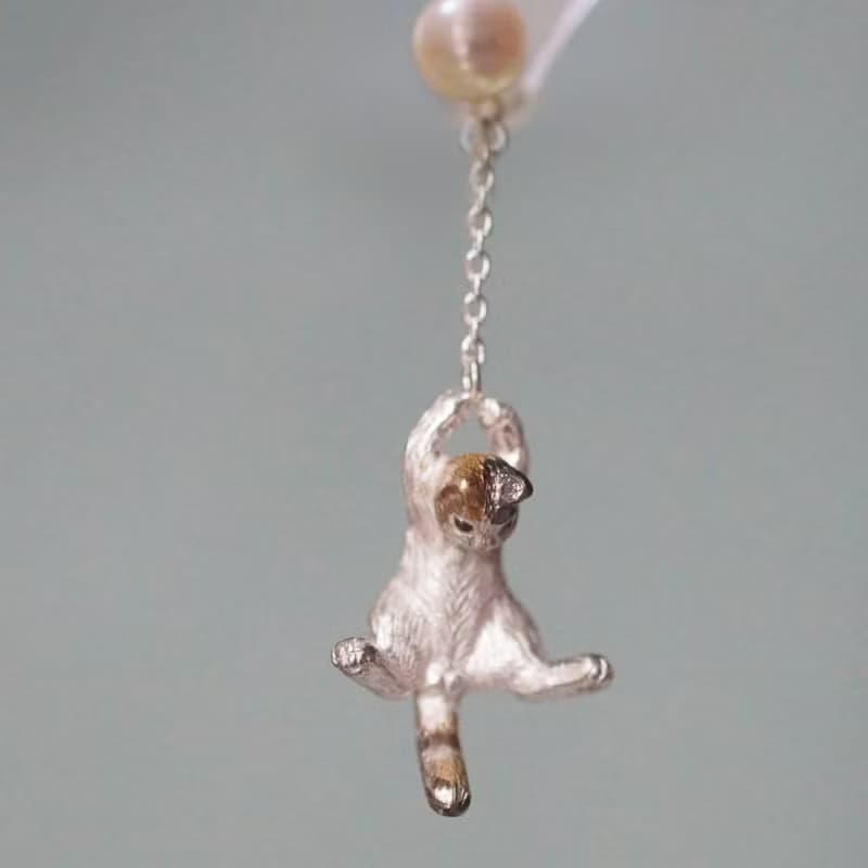 風船と飛んでいく三毛猫のピアス 片耳