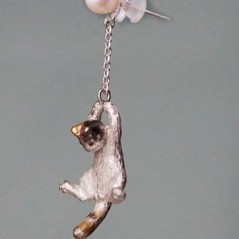 風船と飛んでいく三毛猫のピアス 片耳