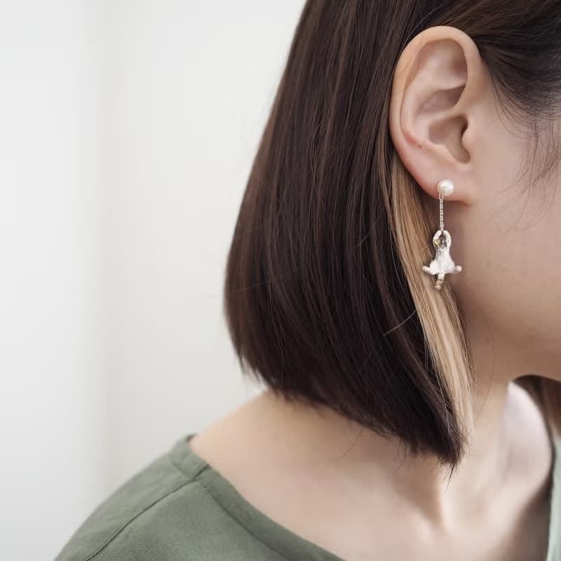 風船と飛んでいく三毛猫のピアス 片耳