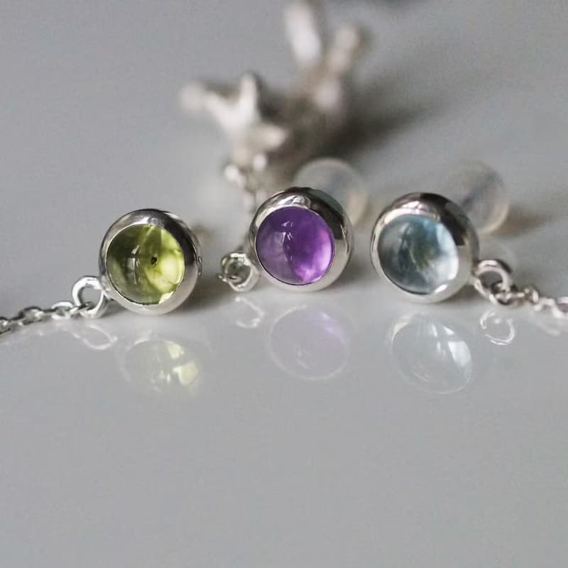 風船と飛んでいく三毛猫のピアス 片耳