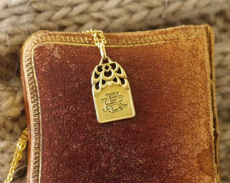Antique骨董金色雕花字母墜子項鍊法國 Bijoux Fix N724