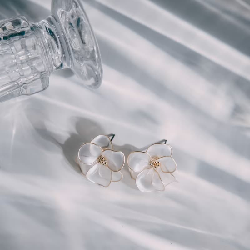 【麗格海棠-通透白】貼耳式耳環 | 水晶花飾品 | 新娘飾品