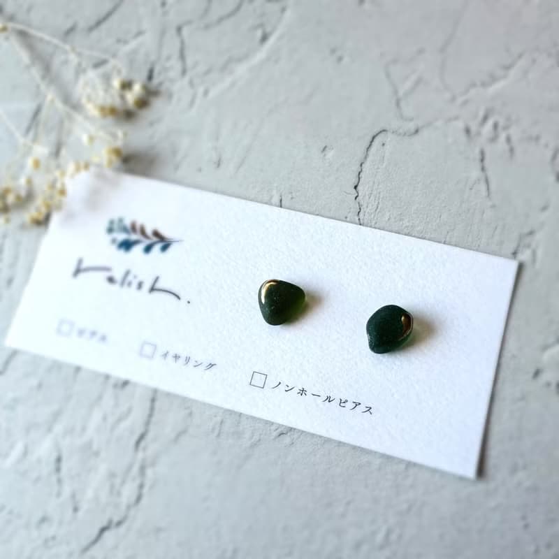 【再販】 海からの贈り物 シーグラス 金継ぎ ピアス ノンホールピアス イヤリング シンプル 小さい 小ぶり ゴールド 金 グリーン 緑 深緑 ガラス オフィス