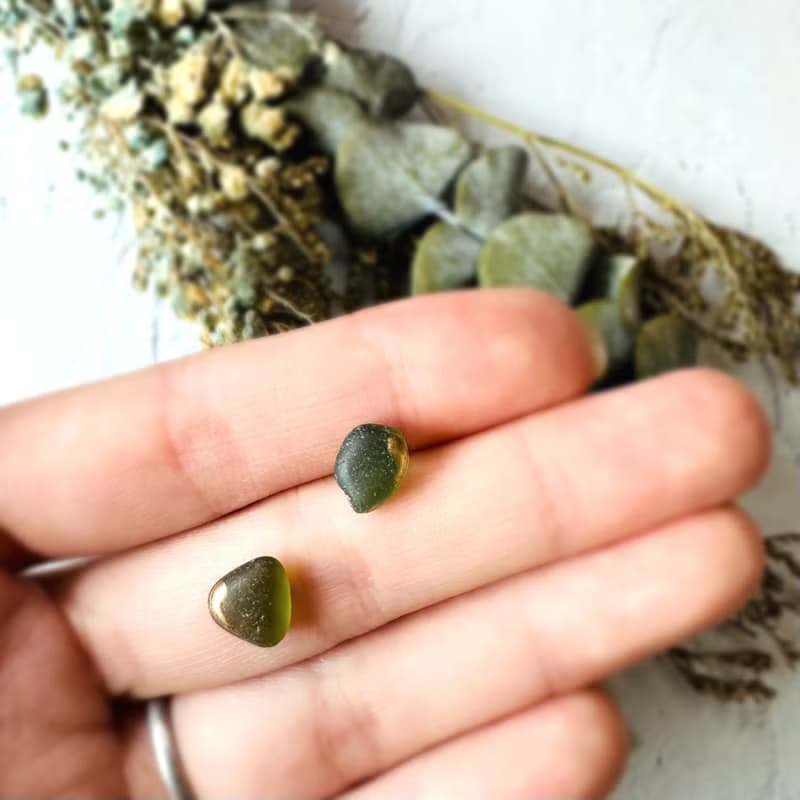 【再販】 海からの贈り物 シーグラス 金継ぎ ピアス ノンホールピアス イヤリング シンプル 小さい 小ぶり ゴールド 金 グリーン 緑 深緑 ガラス オフィス