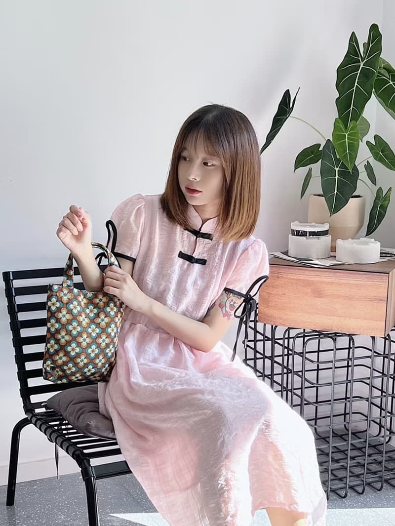 新中式 盤扣立領正肩 粉色泡泡格洋裝 寬鬆