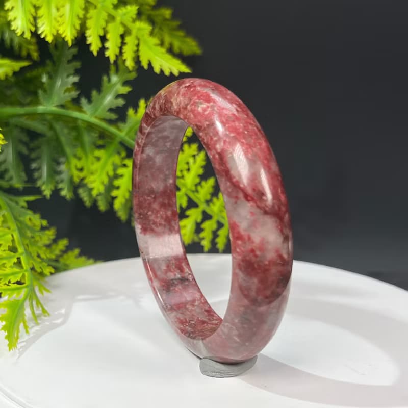 精品紅色黝簾石手鐲56+MM 玉化星光透感黝簾石手環 療愈緩解安撫