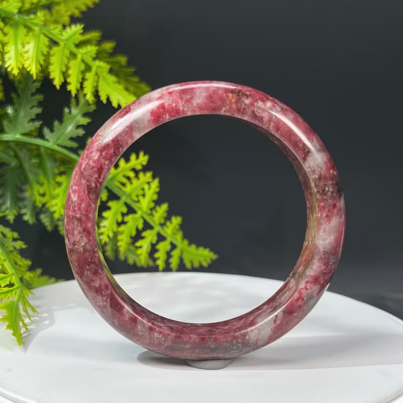 精品紅色黝簾石手鐲56+MM 玉化星光透感黝簾石手環 療愈緩解安撫