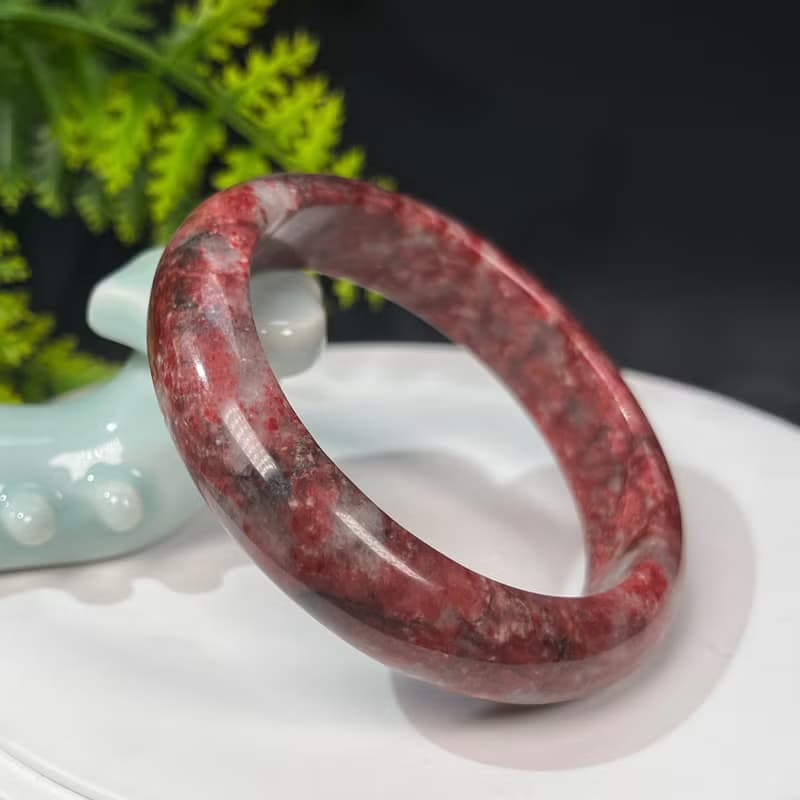 精品紅色黝簾石手鐲56+MM 玉化星光透感黝簾石手環 療愈緩解安撫
