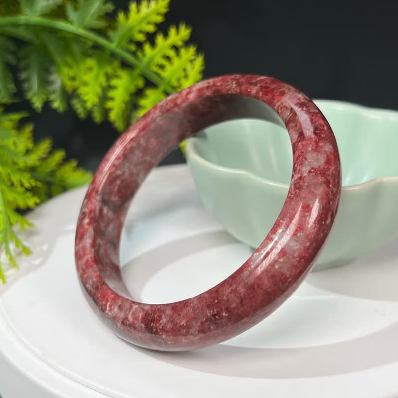 精品紅色黝簾石手鐲56+MM 玉化星光透感黝簾石手環 療愈緩解安撫