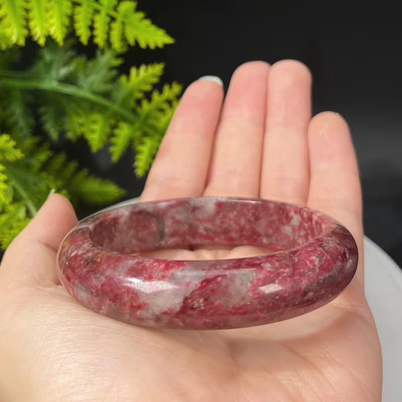 精品紅色黝簾石手鐲56+MM 玉化星光透感黝簾石手環 療愈緩解安撫