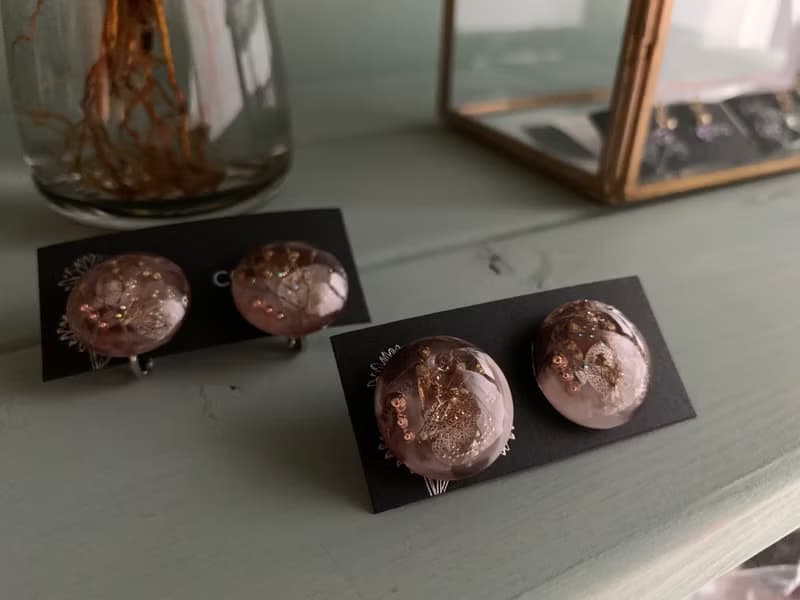 チョコレートカラーとボタニカルフワラー・イヤリング