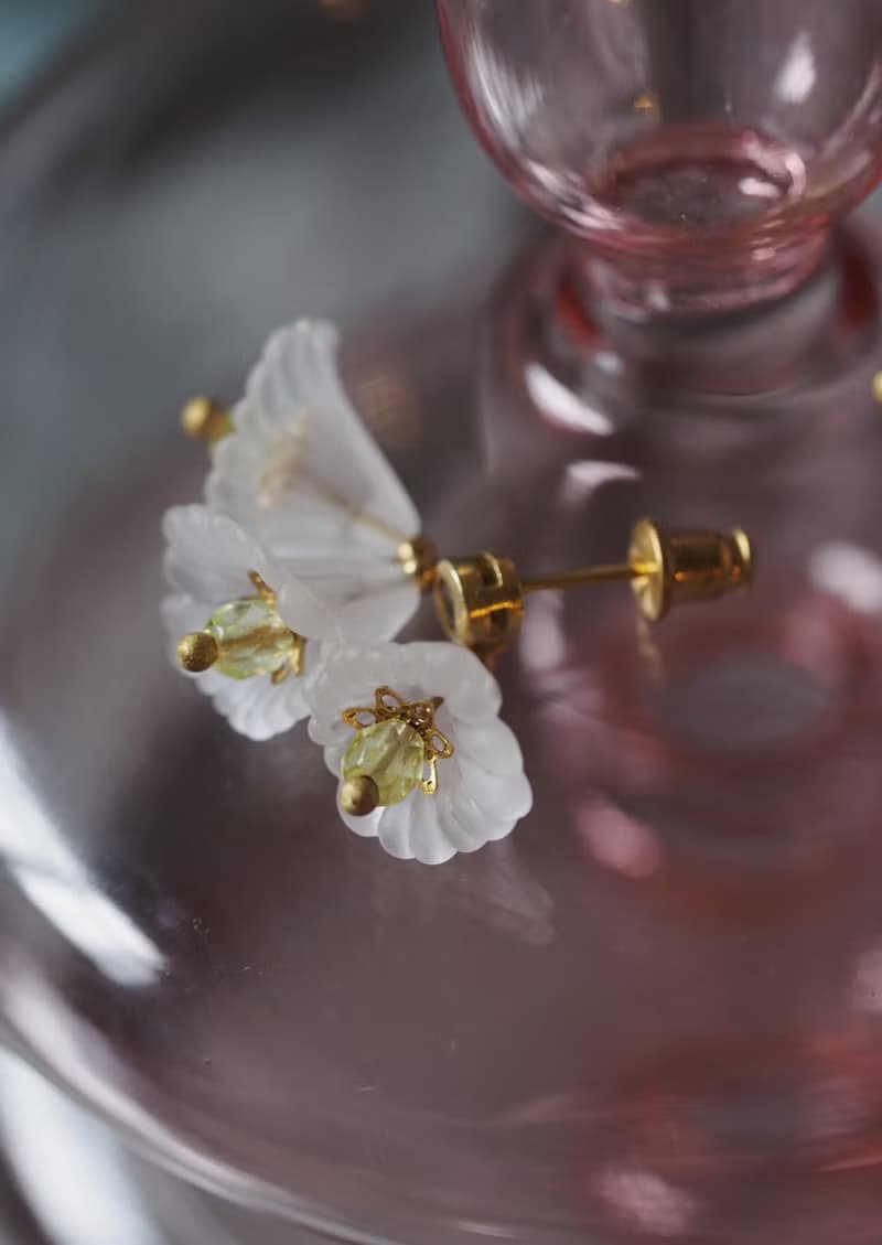 扇形叢花 霧面磨砂短耳環 霧白