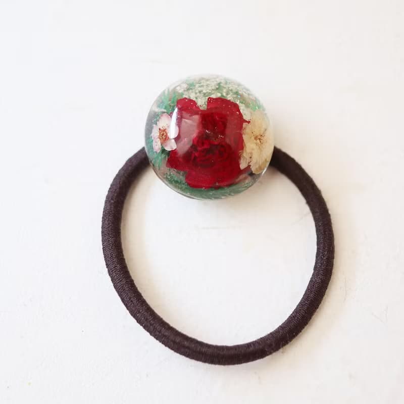 - ramillete 小さな花束 - 赤バラとコデマリのヘアゴム　丸型