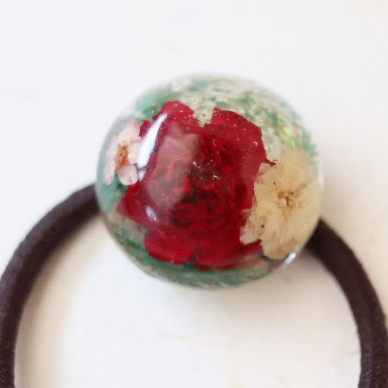 - ramillete 小さな花束 - 赤バラとコデマリのヘアゴム　丸型