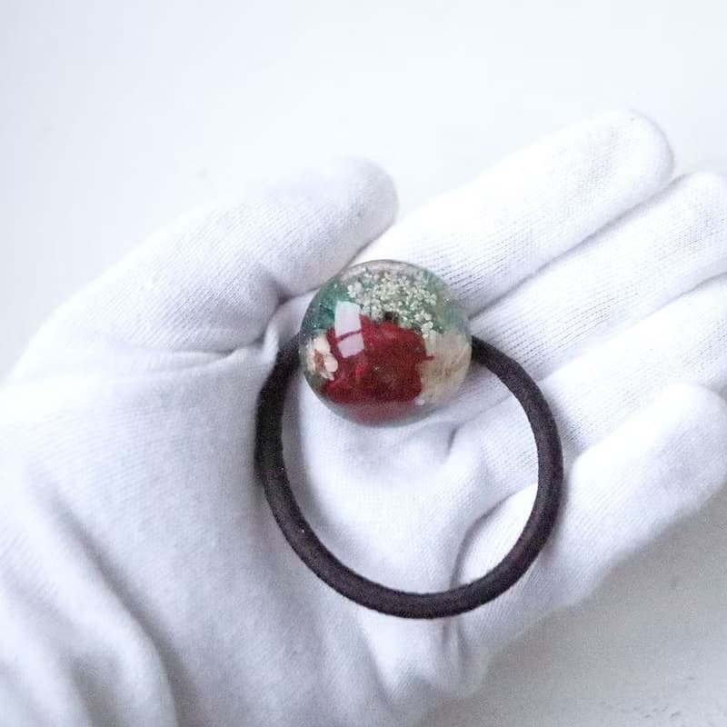 - ramillete 小さな花束 - 赤バラとコデマリのヘアゴム　丸型