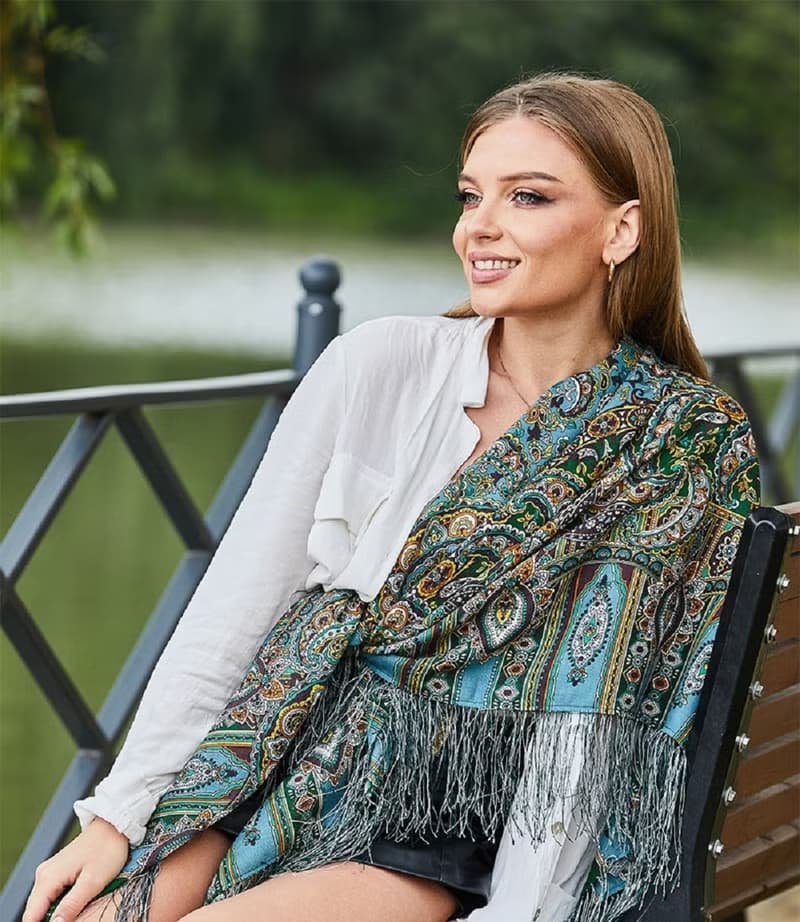 Pavlovo Posad Russian Shawl 100% Wool Scarf Wrap Silk Fringe 125x125 cm 598-52
