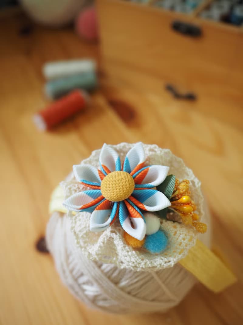 淺黃八瓣花拼小毛毛球嬰兒/小童彈性髮帶 適合百日宴彌月拍攝