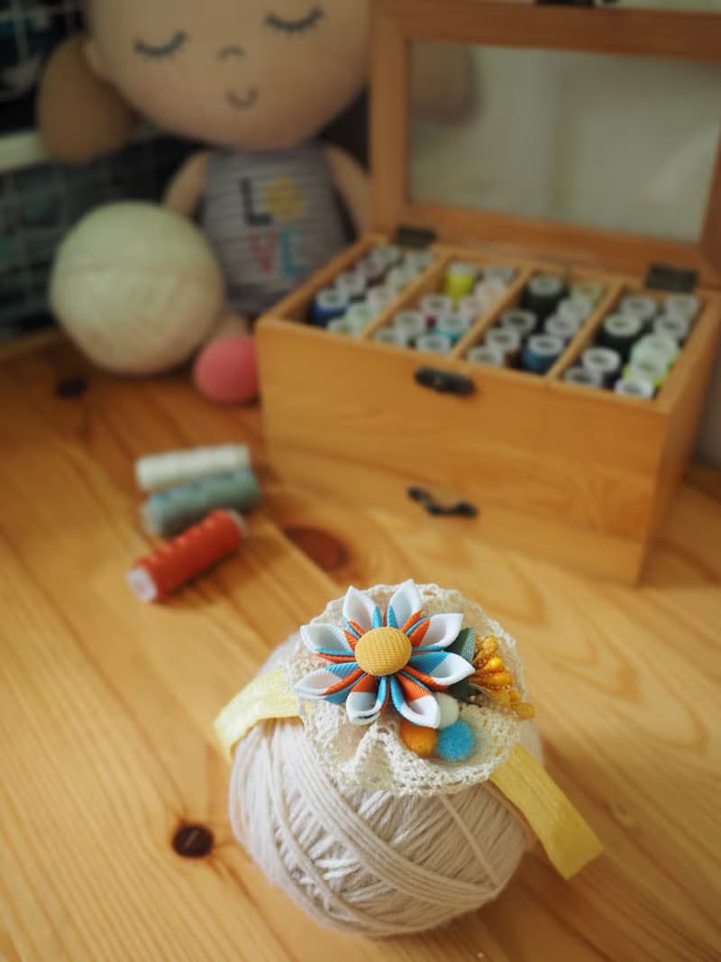 淺黃八瓣花拼小毛毛球嬰兒/小童彈性髮帶 適合百日宴彌月拍攝